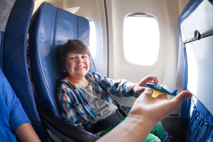 Pour occuper vos enfants en avion, préférez les jeux manuels à