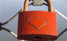 De que forma recebo assistências e reembolsos do seguro viagem?