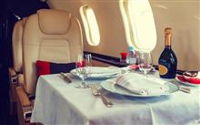 Care sunt clasele de tarifare oferite de companiile aeriene?